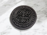Närbild av ett keltiskt runstensunderlägg med detaljerade runor och ornament