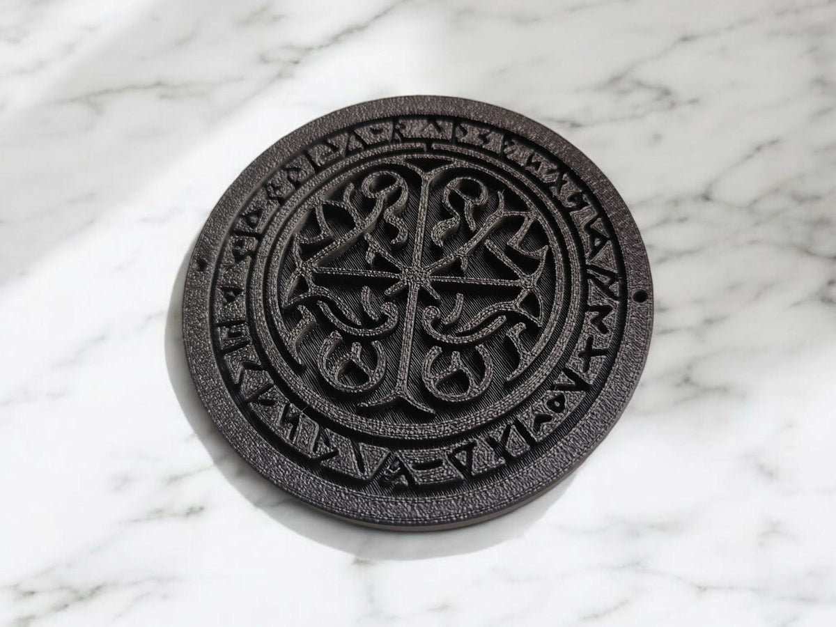 Närbild av ett keltiskt runstensunderlägg med detaljerade runor och ornament