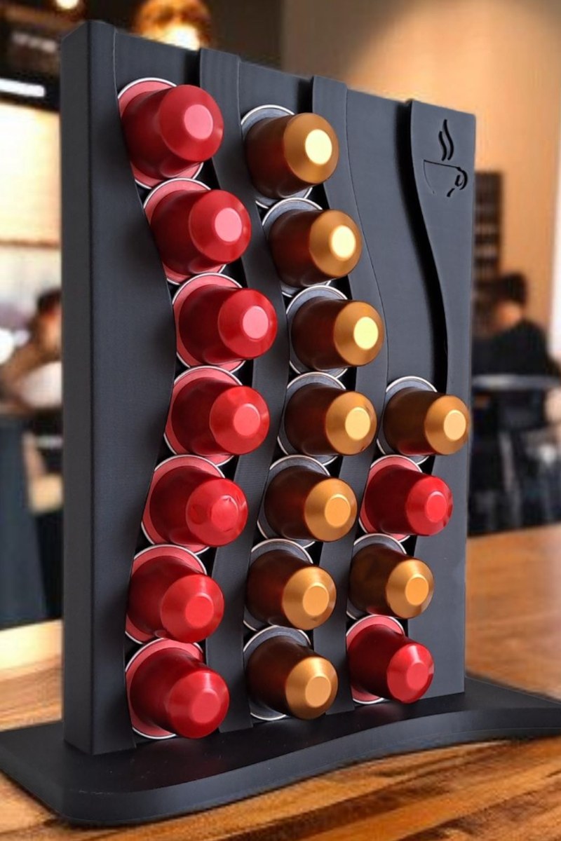 Vågig Nespresso-kapselhållare fylld med olika kapslar, närbild av den strukturerade ytan