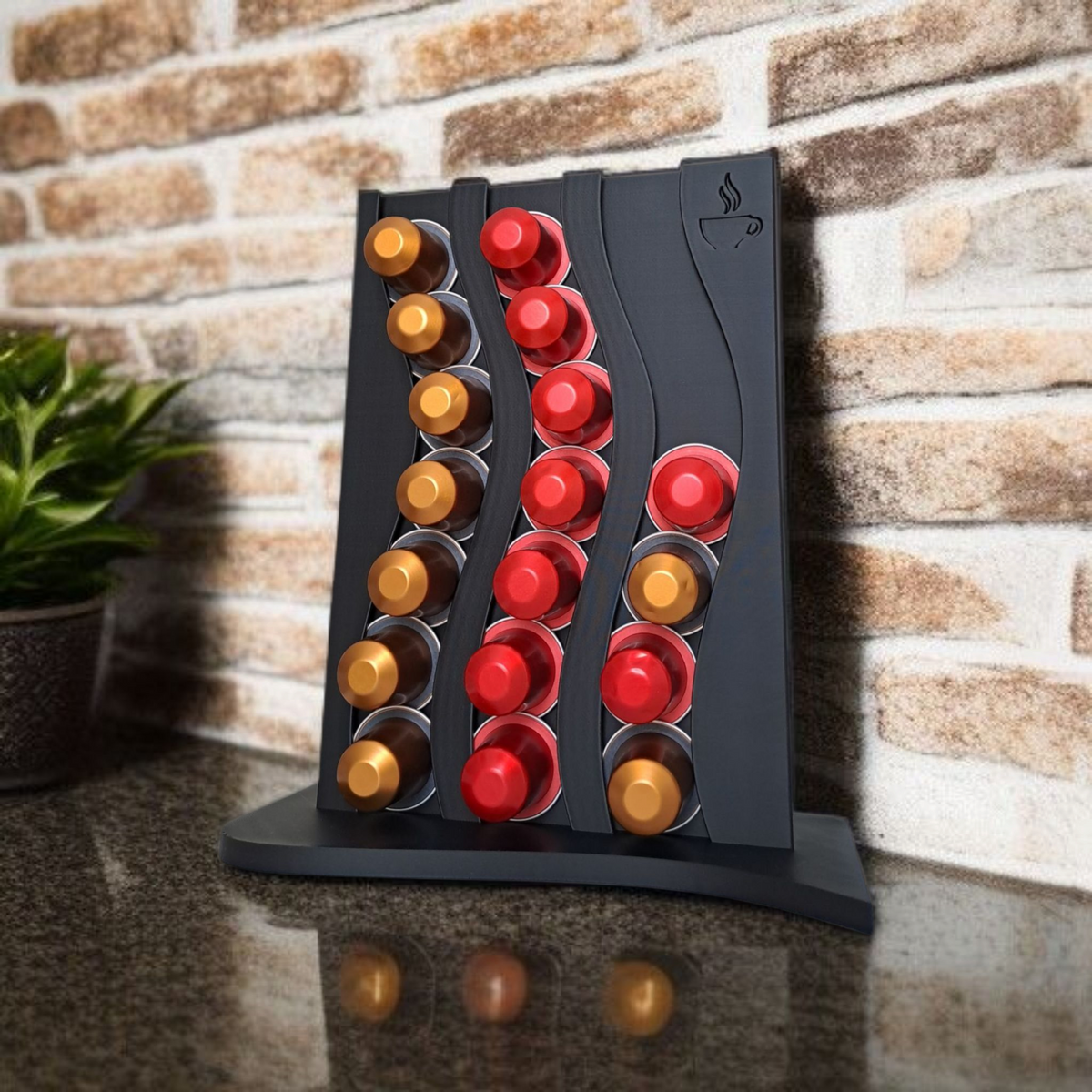 Vågig Nespresso-kapselhållare fylld med olika kapslar, närbild av den strukturerade ytan