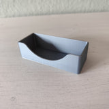 Minimalistisk visitkortshållare på ett skrivbord med visitkort i