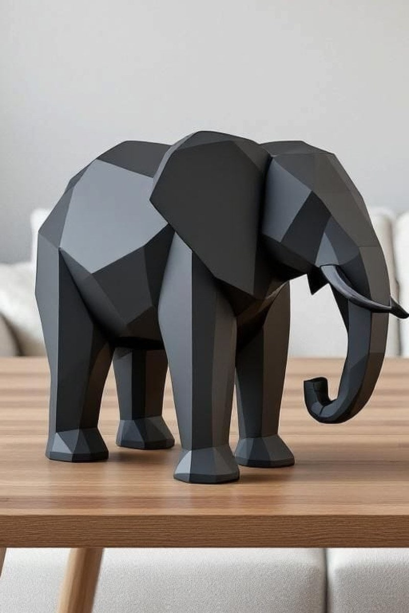 Närbild av en low poly-elefantskulptur med geometriska fasetter och matt yta