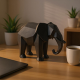 Low poly-elefantskulptur på en minimalistisk hylla med böcker och växter