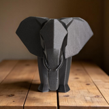 Detalj av snabel och öron på minimalistisk elefant i kantig design