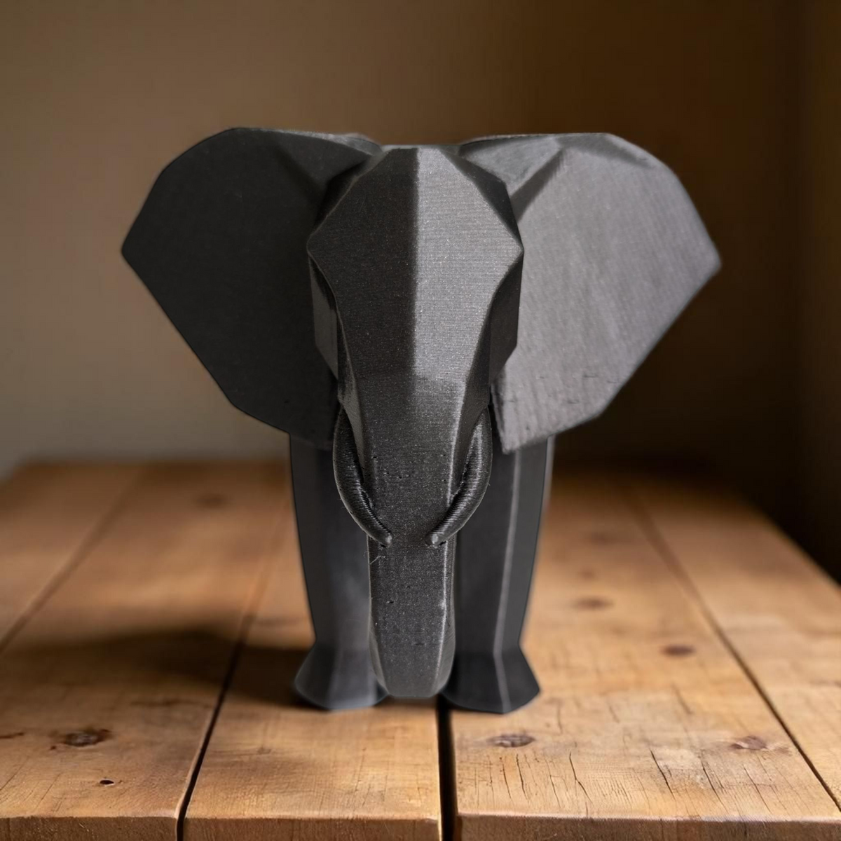 Detalj av snabel och öron på minimalistisk elefant i kantig design