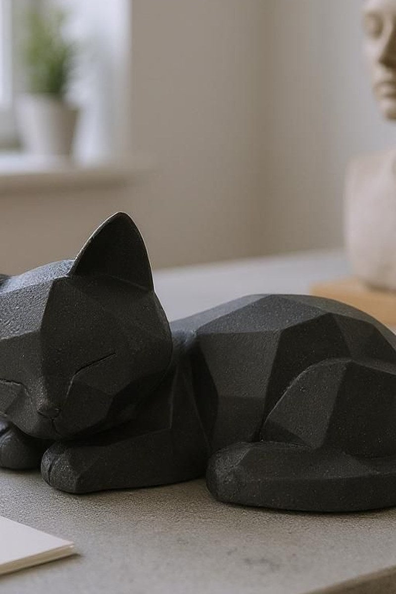 Närbild av en sovande low poly-kattunge med geometriska fasetter