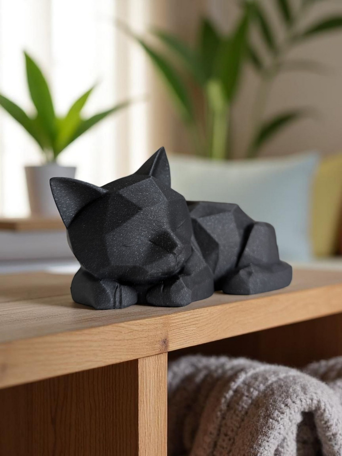 Söt low poly-kattungefigur på en trähylla med växter