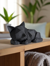 Söt low poly-kattungefigur på en trähylla med växter