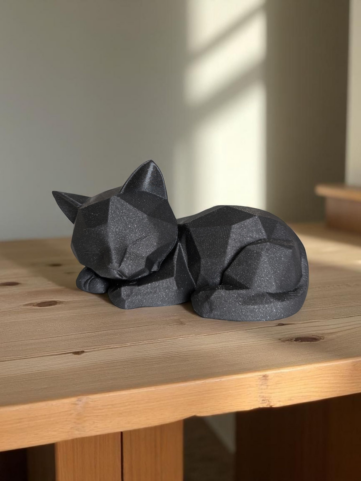 Närbild av en sovande low poly-kattunge med geometriska fasetter