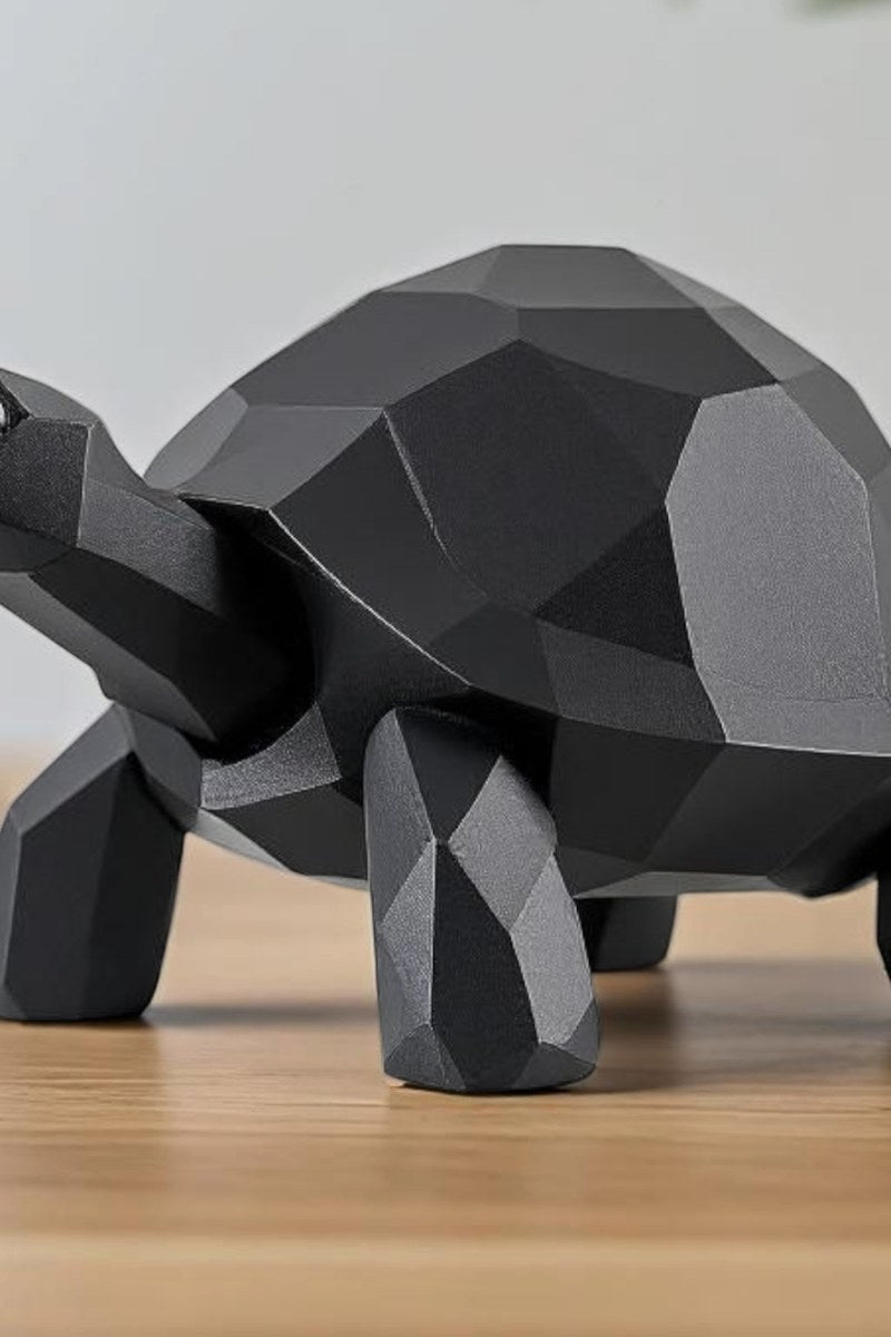 Närbild av en low poly-sköldpaddsskulptur med fasetterad yta och rena linjer