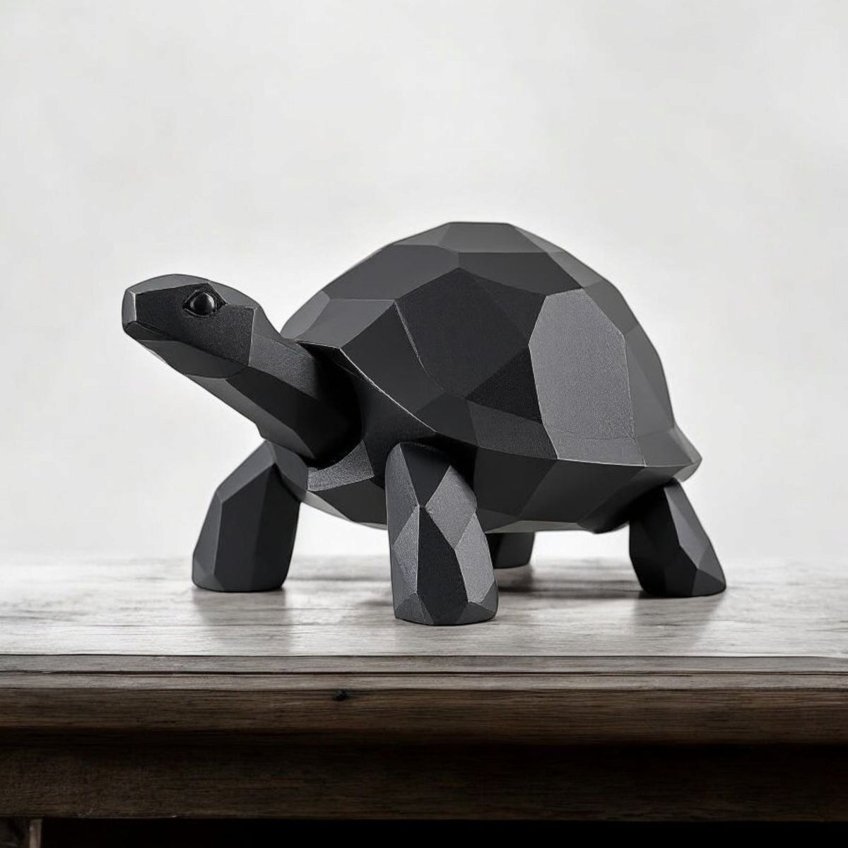 Low poly-sköldpaddsskulptur på en trähylla i minimalistisk miljö