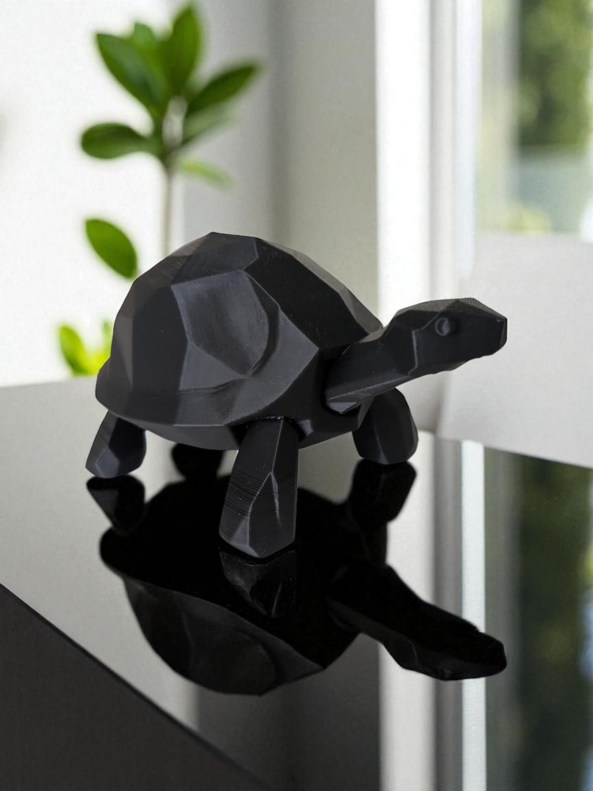 Detalj av sköldpaddans kantiga form i geometrisk low poly-design