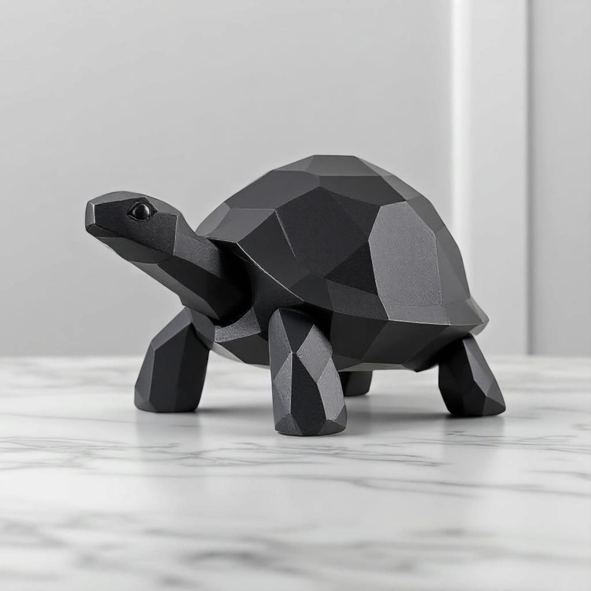 Närbild av en low poly-sköldpaddsskulptur med fasetterad yta och rena linjer