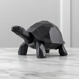 Närbild av en low poly-sköldpaddsskulptur med fasetterad yta och rena linjer