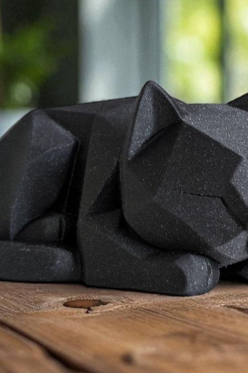 Närbild av en low poly-kattfigur med geometriska ytor