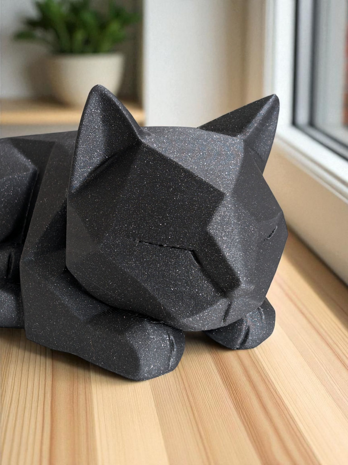 Detalj av kantiga fasetter på huvud och kropp på den väntande kattfiguren