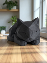 Närbild av en low poly-kattfigur med geometriska ytor