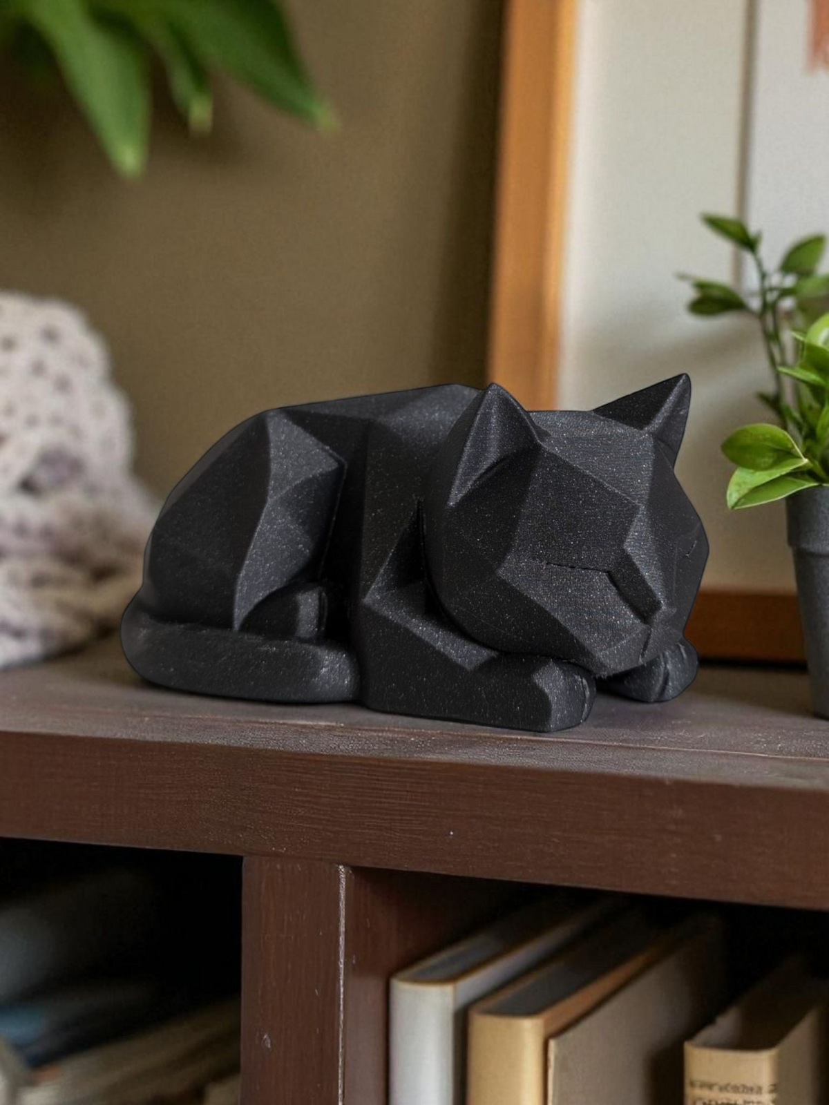Närbild av en low poly-kattfigur med geometriska ytor