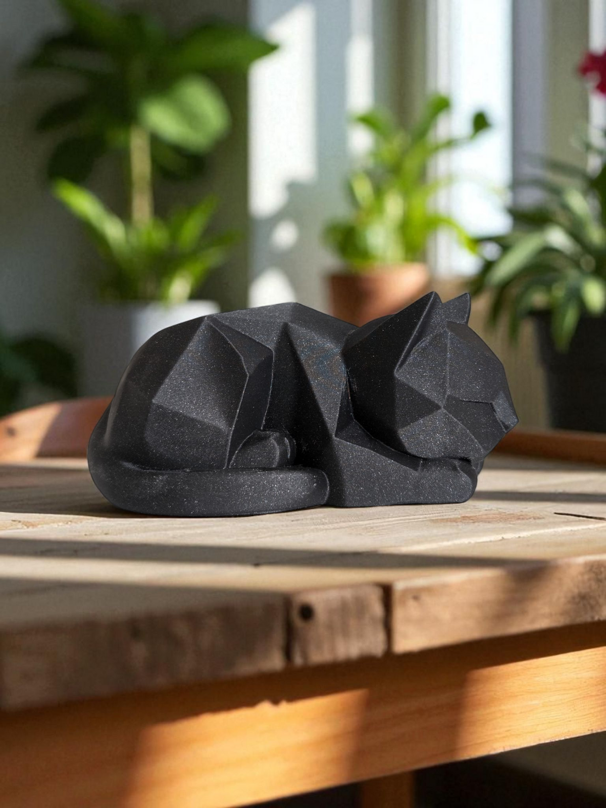 Närbild av en low poly-kattfigur med geometriska ytor