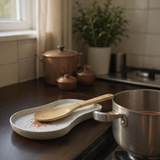 Detalj av skedhållarens böjda kant