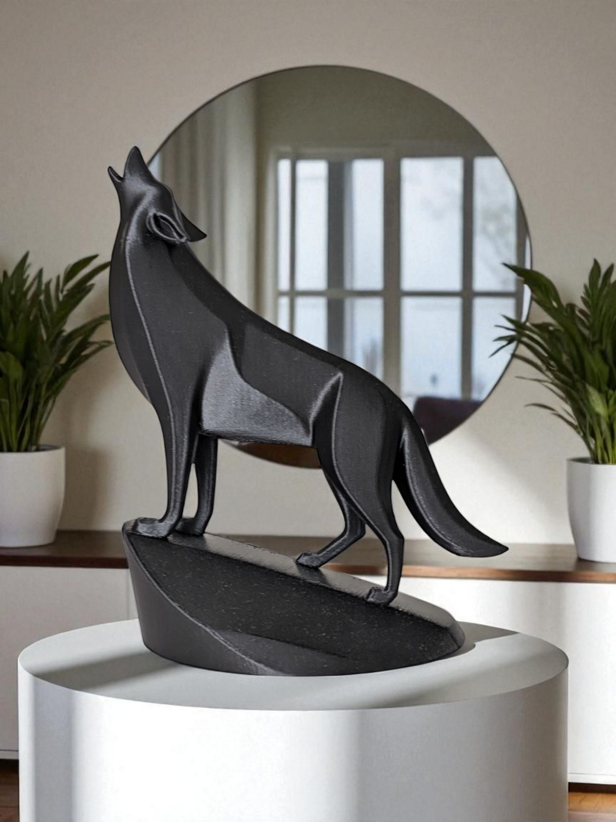 Närbild av en minimalistisk vargskulptur med geometriska ytor och öppen mun