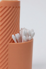 Detalj av räfflad yta på minimalistisk badrumsförvaring