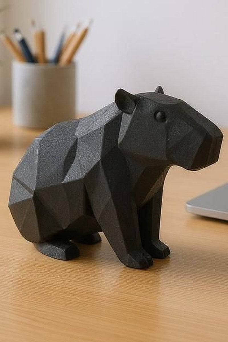Low poly-kapybaraskulptur med geometrisk facetterad yta och lugn pose