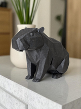 Minimalistisk kapybarafigur på en vit hylla i ett ljust rum