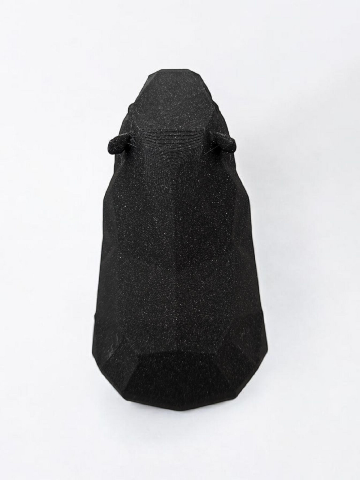 Low poly-kapybaraskulptur med geometrisk facetterad yta och lugn pose
