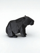Low poly-kapybaraskulptur med geometrisk facetterad yta och lugn pose