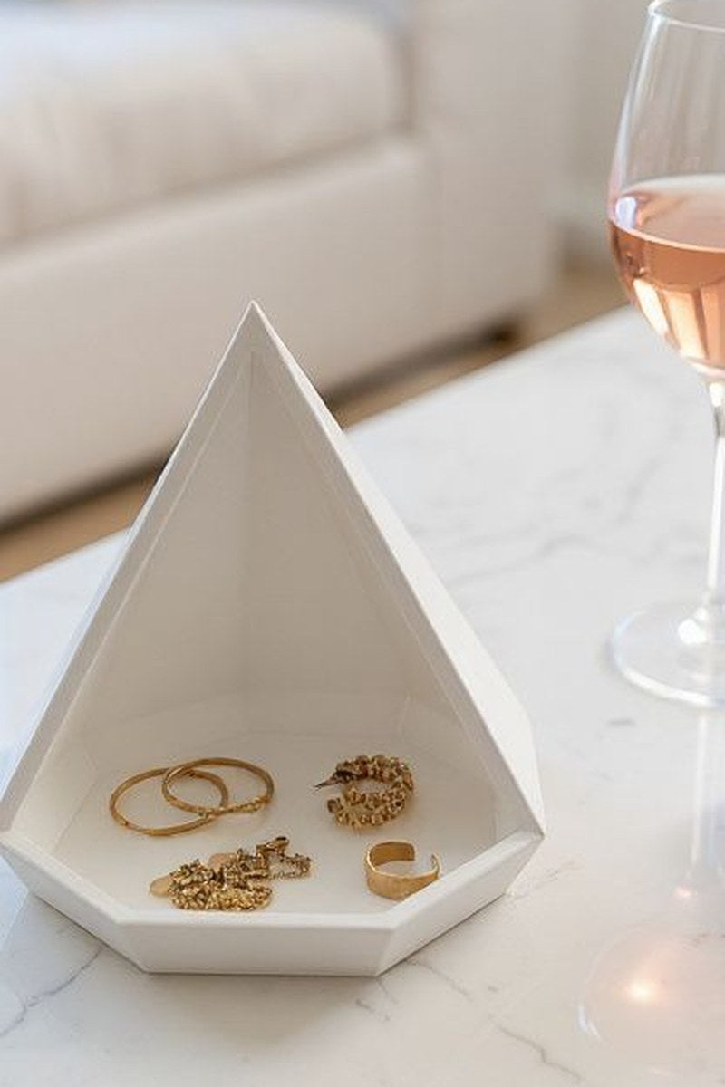 Närbild av en geometrisk pyramidbricka med fasetterade vinklar och åttakantig botten