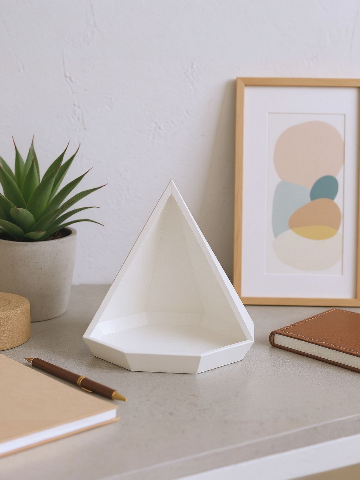 Detalj av pyramidbrickans fasetterade yta och rena linjer
