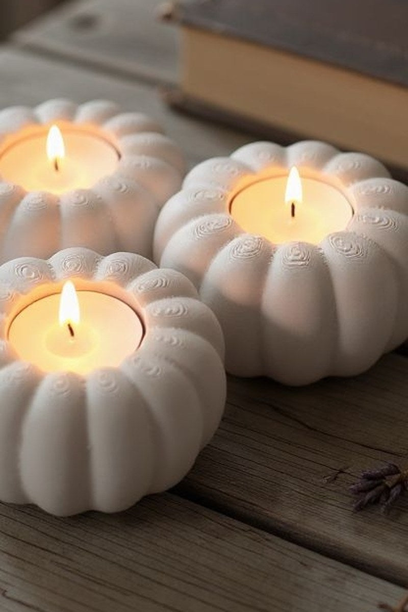 Närbild av en räfflad pumpaljushållare med plats för tre värmeljus