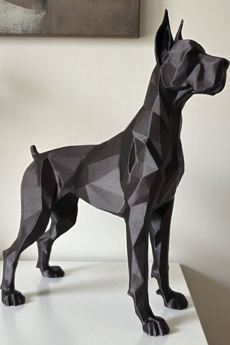 Low poly-skulptur av en grand danois med facetterad yta och markant profil
