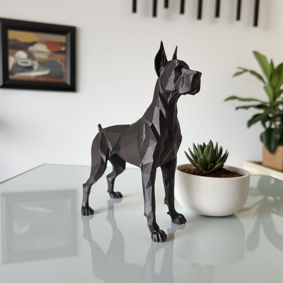 Minimalistisk skulptur av en grand danois på en ljus trähylla
