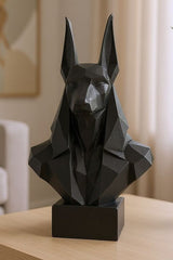 Närbild av en low poly-Anubisbyst med fasetterade geometriska ytor