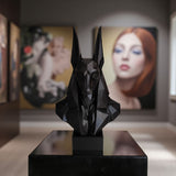 Detalj av Anubis profil och huvudbonad med kantiga low poly-ytor