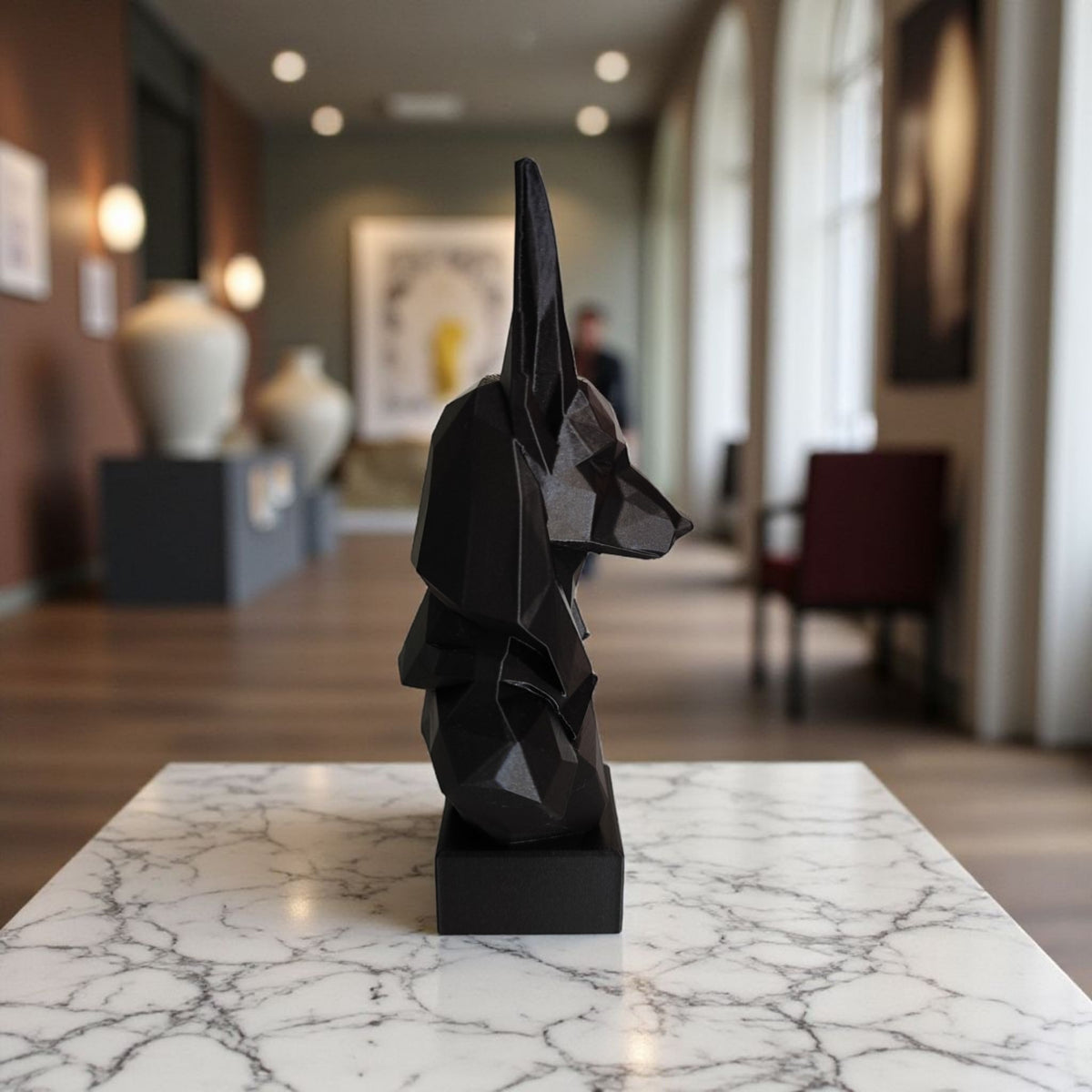Närbild av en low poly-Anubisbyst med fasetterade geometriska ytor