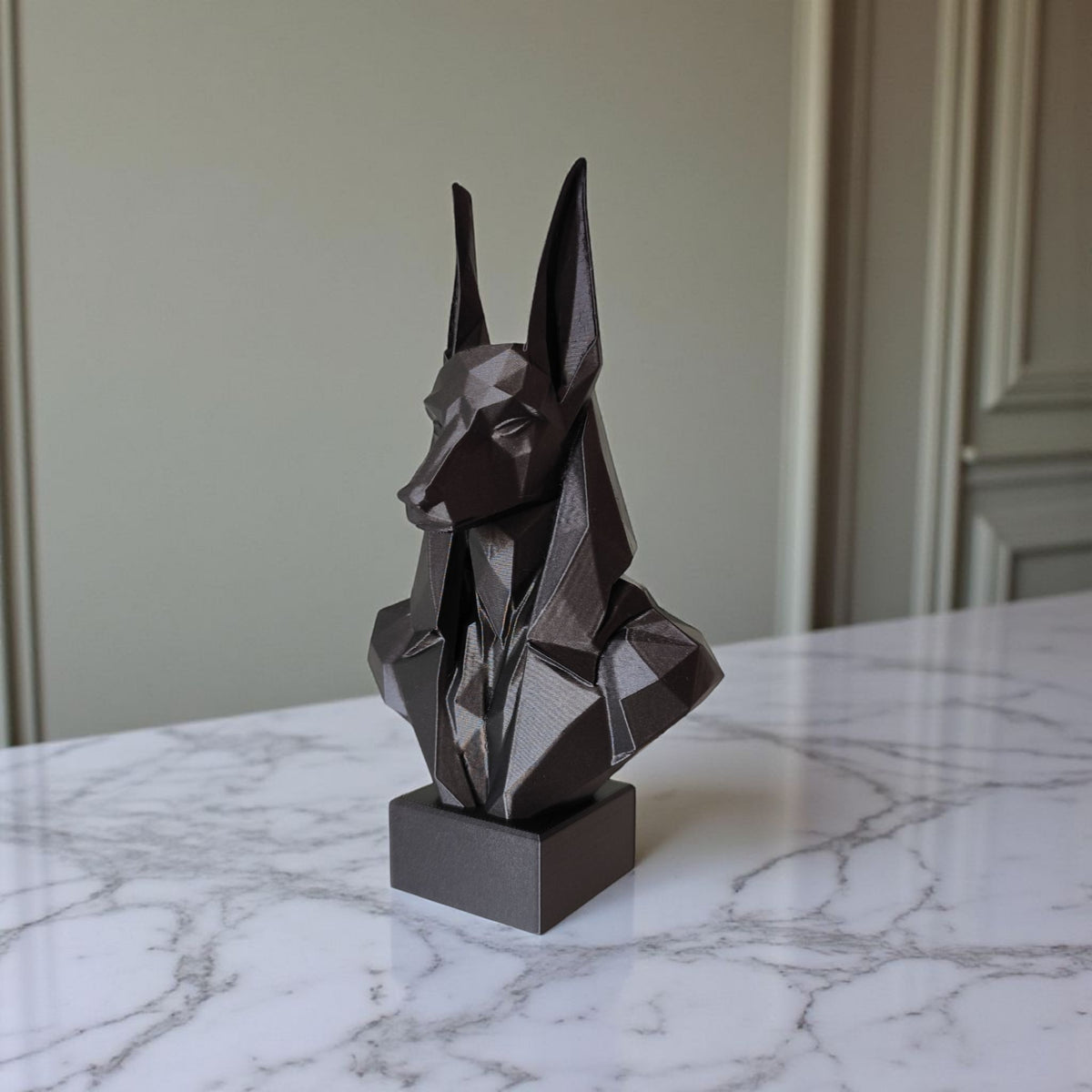 Närbild av en low poly-Anubisbyst med fasetterade geometriska ytor