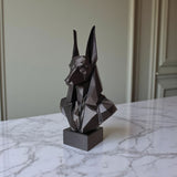 Närbild av en low poly-Anubisbyst med fasetterade geometriska ytor