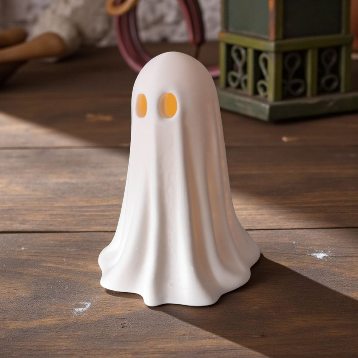 Närbild av ett halloweenspöke med ren, minimalistisk siluett