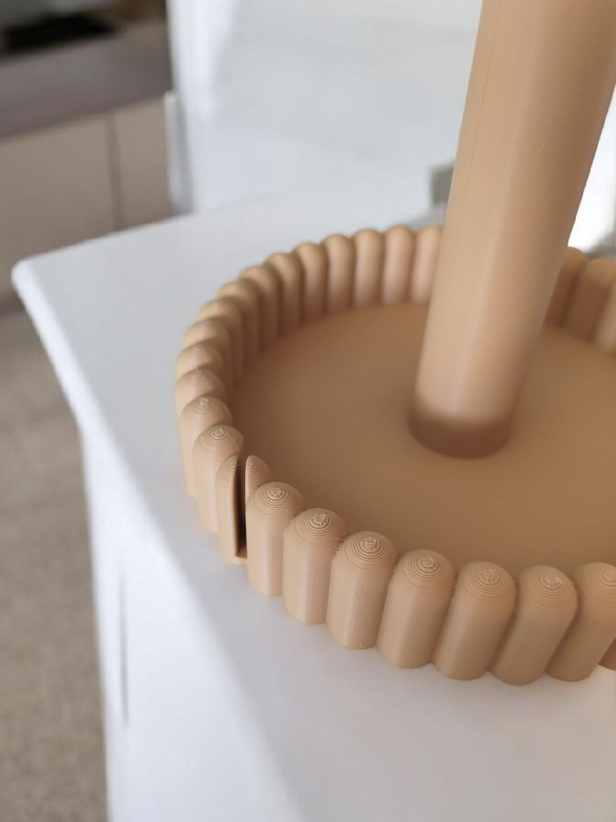 Minimalistisk hushållspappershållare med släta stänger och rundad fot
