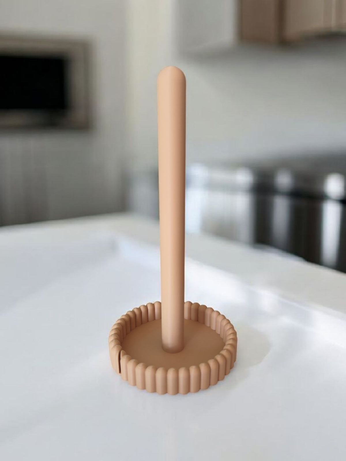 Minimalistisk hushållspappershållare med släta stänger och rundad fot
