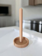 Minimalistisk hushållspappershållare med släta stänger och rundad fot