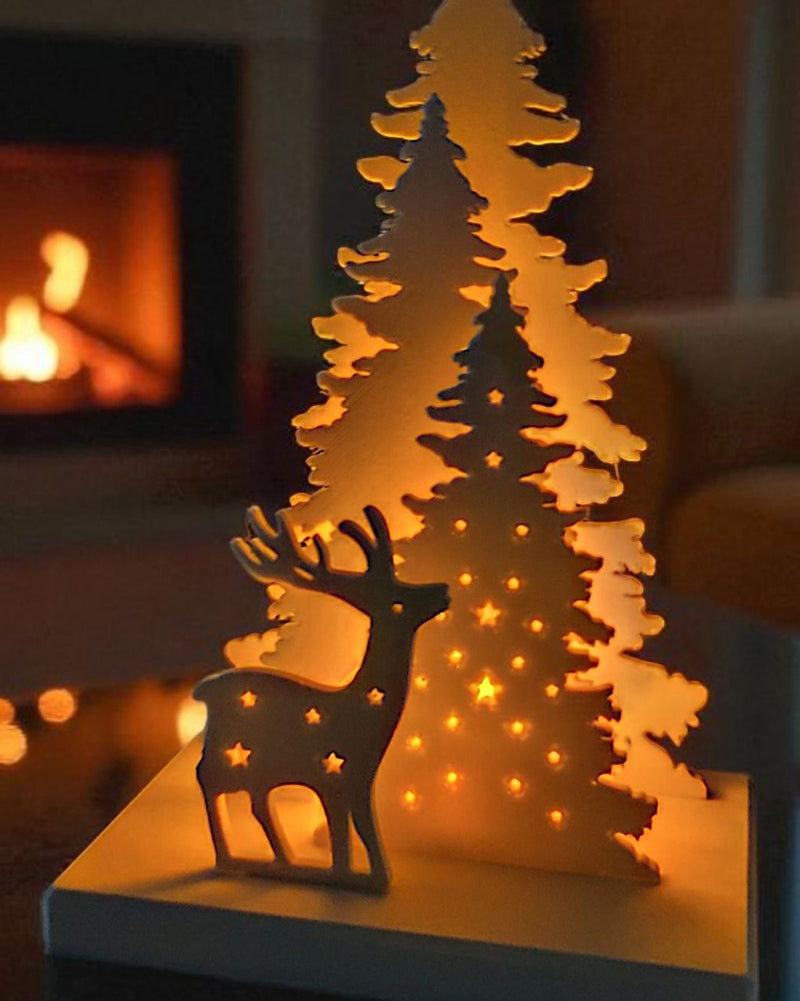 Juldekoration med hjort och träd, bakifrån med fack för värmeljus