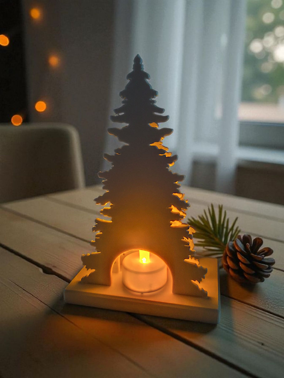 Juldekoration med hjort och träd, bakifrån med fack för värmeljus