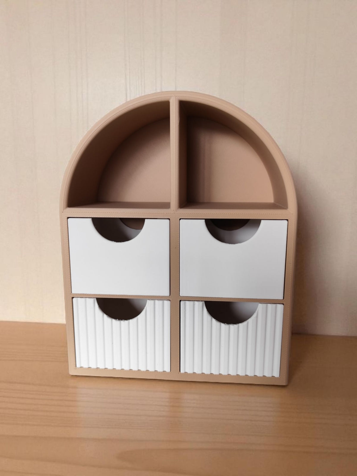 Minimalistisk smyckeshylla med släta lådor, framifrån med öppen visningsyta