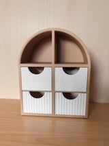 Minimalistisk smyckeshylla med släta lådor, framifrån med öppen visningsyta