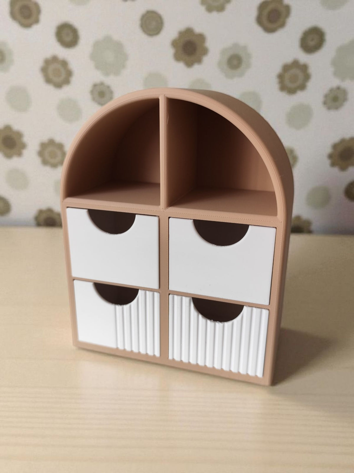 Minimalistisk smyckeshylla med släta lådor, framifrån med öppen visningsyta