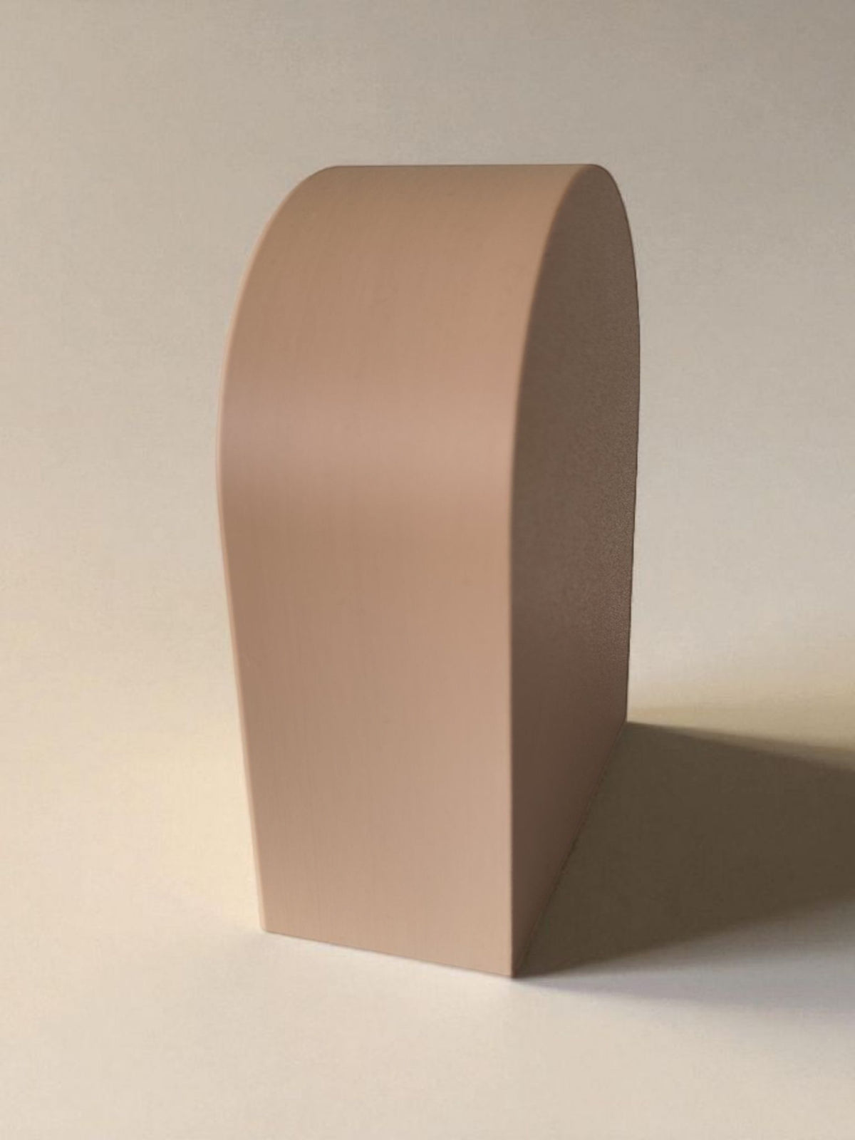 Minimalistisk smyckeshylla med släta lådor, framifrån med öppen visningsyta